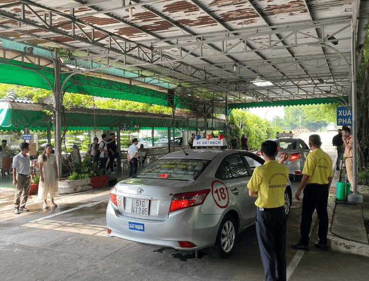 TP.HCM: Người dân thi sát hạch cấp phép lái xe tại Trung tâm Hoàng Gia theo quy cách mới - 4