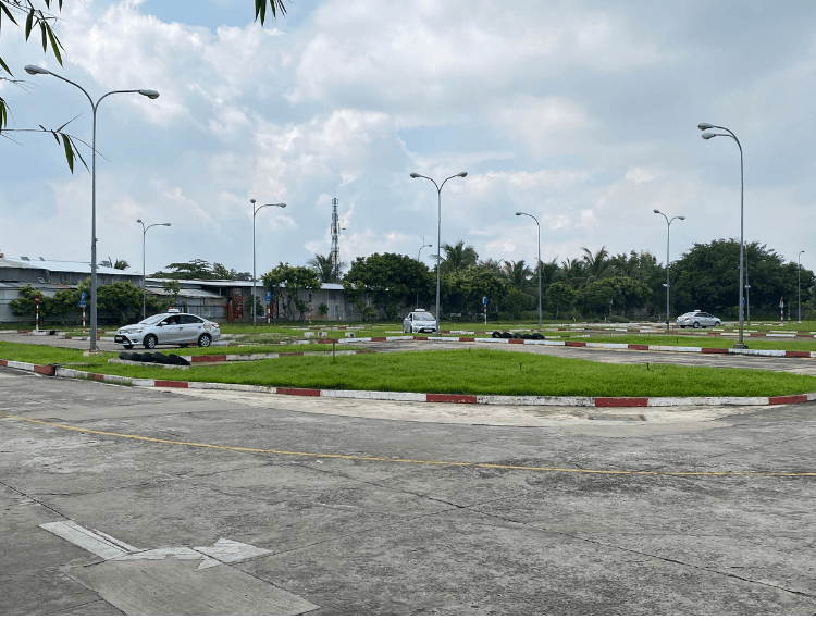TP.HCM: Người dân thi sát hạch cấp phép lái xe tại Trung tâm Hoàng Gia theo quy cách mới - 7