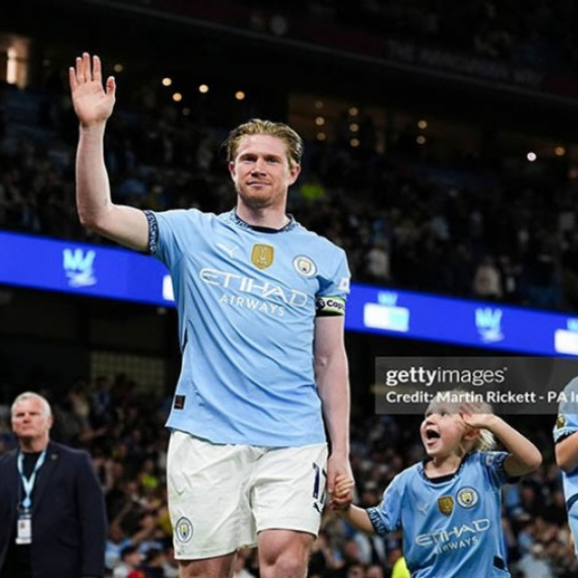  - De Bruyne nghẹn ngào chia tay Man City sau 10 năm, HLV Guardiola bật khóc tri ân