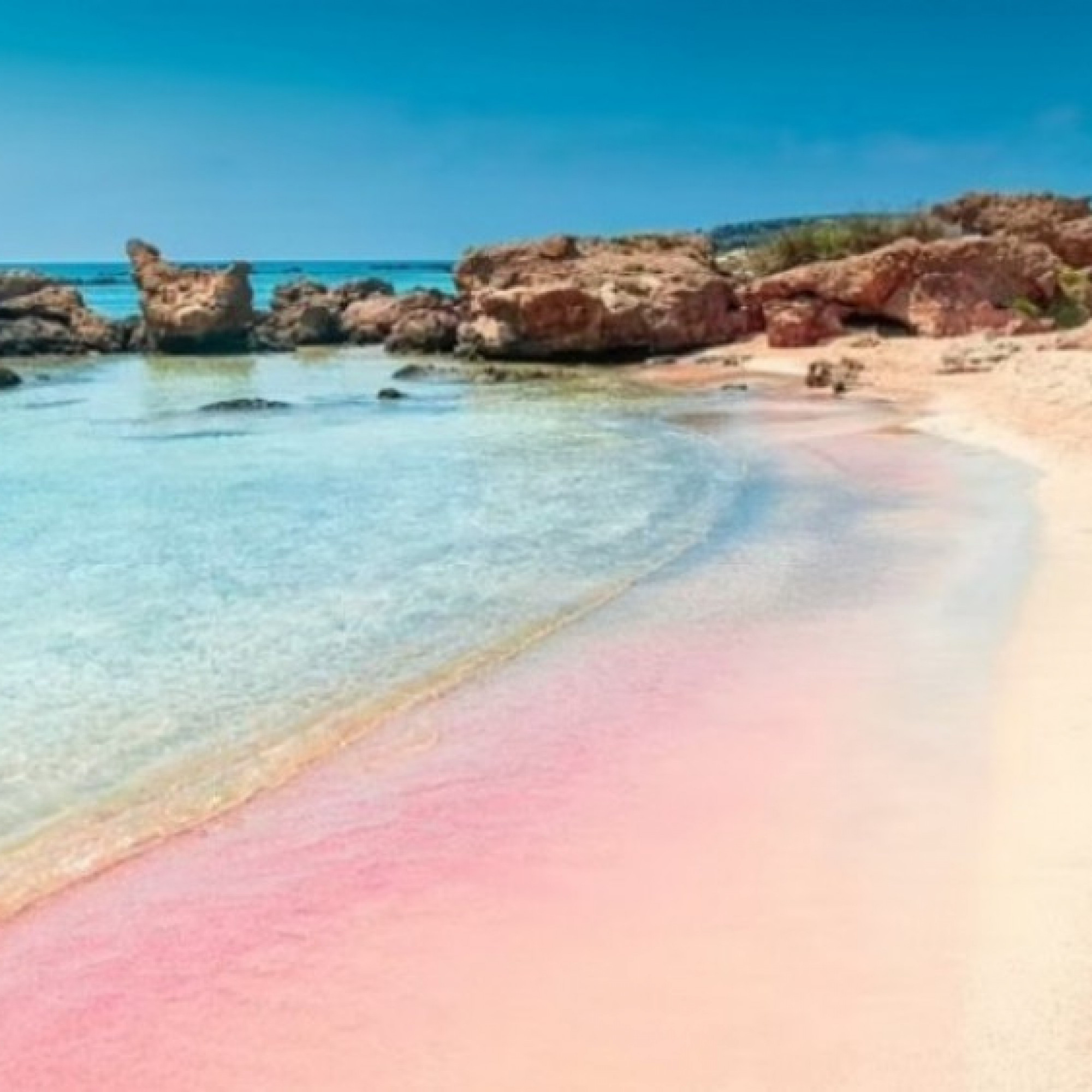  - Bãi biển hồng được mệnh danh là “Maldives của châu Âu”