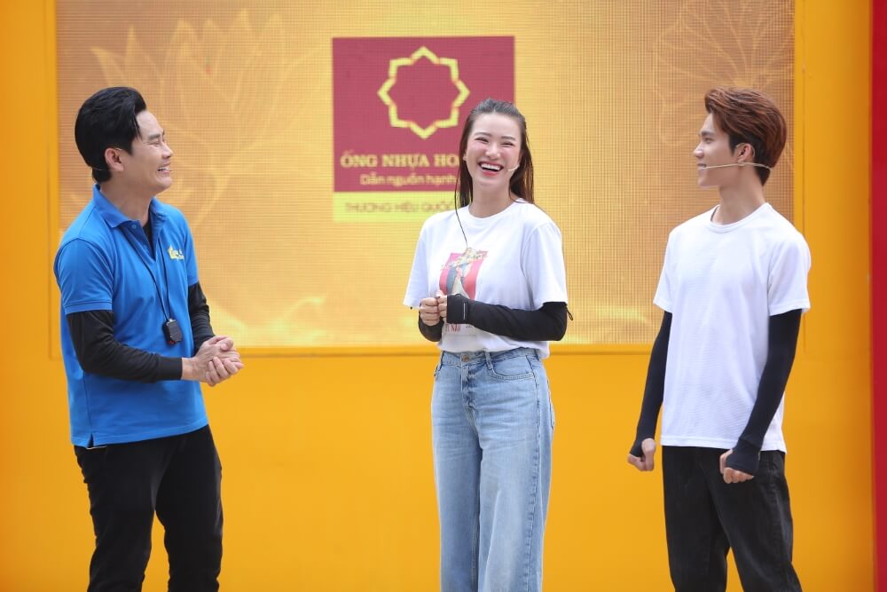 Mẹ mất vì bệnh K, cha bỏ rơi từ nhỏ, cậu bé vừa đi học vừa bán vé số giúp bà kiếm thêm - 1