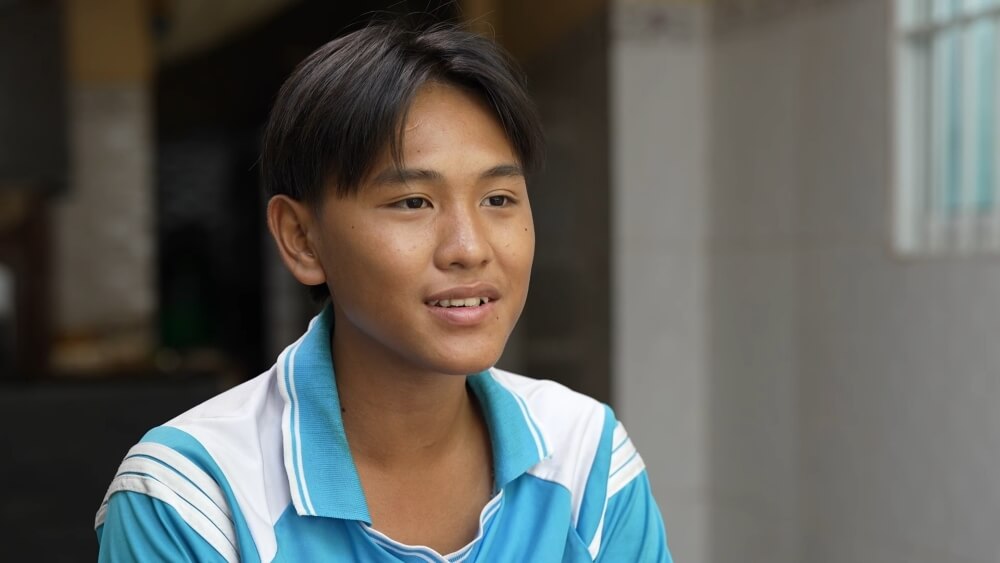 Mẹ mất vì bệnh K, cha bỏ rơi từ nhỏ, cậu bé vừa đi học vừa bán vé số giúp bà kiếm thêm - 3