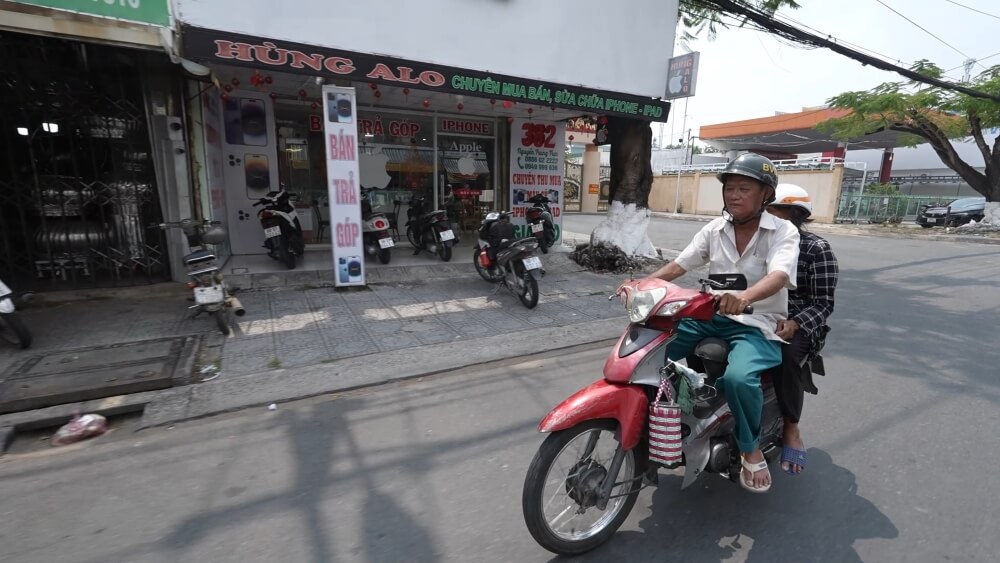 Mẹ mất vì bệnh K, cha bỏ rơi từ nhỏ, cậu bé vừa đi học vừa bán vé số giúp bà kiếm thêm - 4