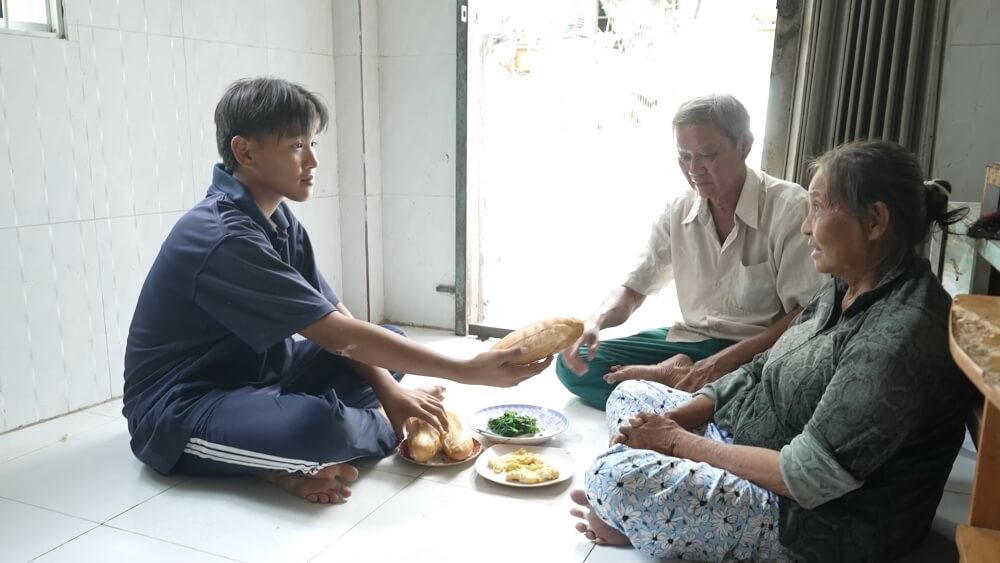 Mẹ mất vì bệnh K, cha bỏ rơi từ nhỏ, cậu bé vừa đi học vừa bán vé số giúp bà kiếm thêm - 5