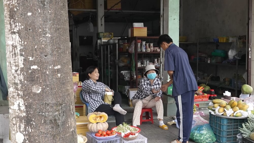 Mẹ mất vì bệnh K, cha bỏ rơi từ nhỏ, cậu bé vừa đi học vừa bán vé số giúp bà kiếm thêm - 6
