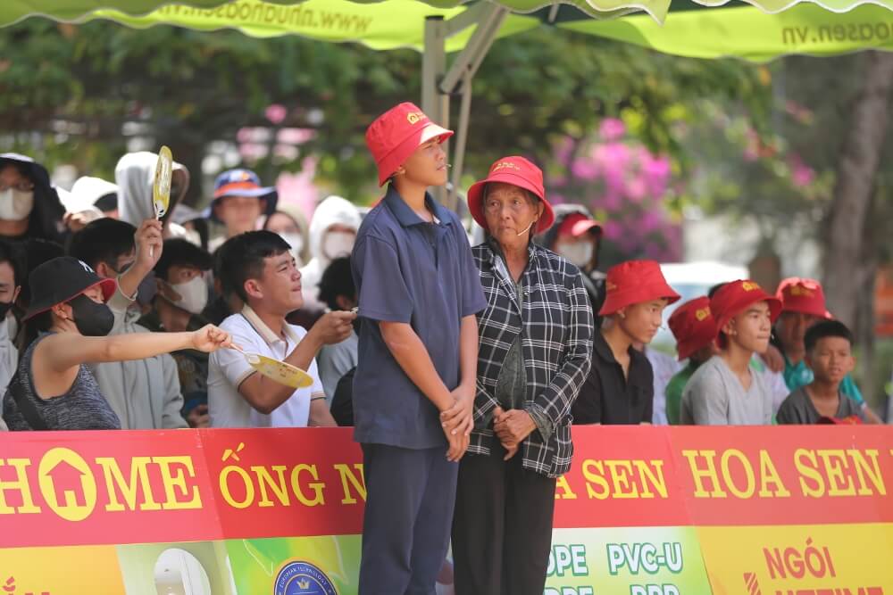 Mẹ mất vì bệnh K, cha bỏ rơi từ nhỏ, cậu bé vừa đi học vừa bán vé số giúp bà kiếm thêm - 7