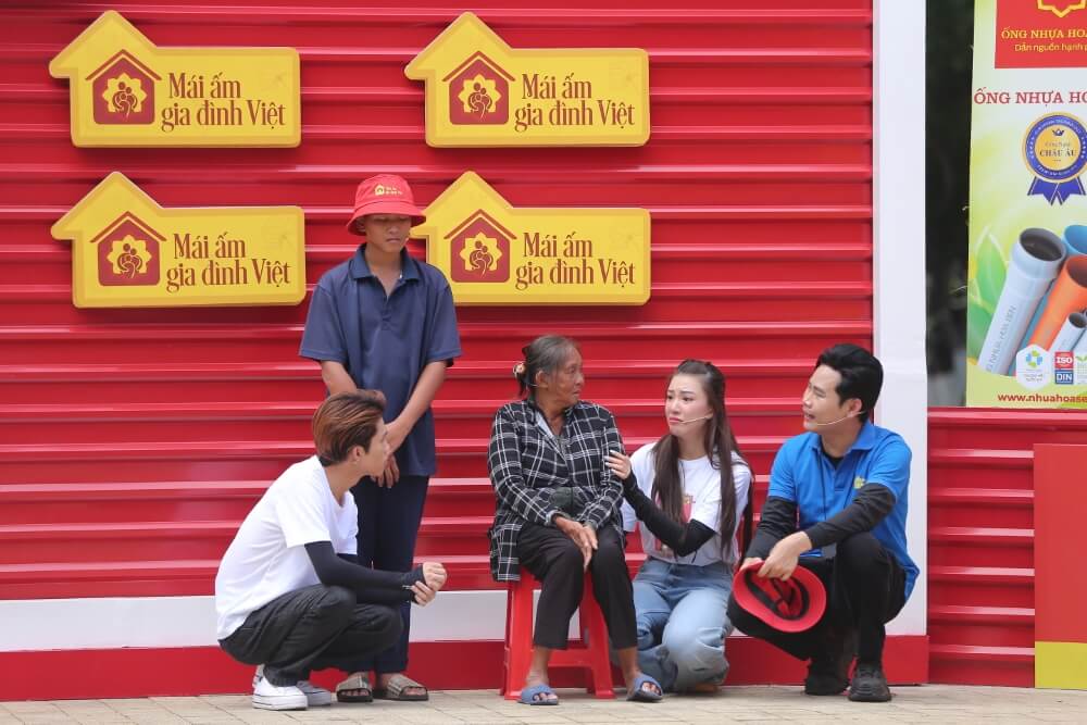 Mẹ mất vì bệnh K, cha bỏ rơi từ nhỏ, cậu bé vừa đi học vừa bán vé số giúp bà kiếm thêm - 8