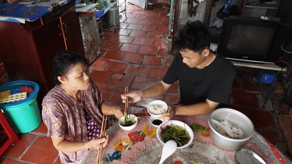 Mẹ mất vì bệnh K, cha bỏ rơi từ nhỏ, cậu bé vừa đi học vừa bán vé số giúp bà kiếm thêm - 10