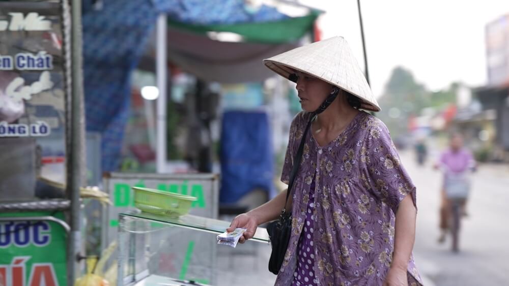 Mẹ mất vì bệnh K, cha bỏ rơi từ nhỏ, cậu bé vừa đi học vừa bán vé số giúp bà kiếm thêm - 11