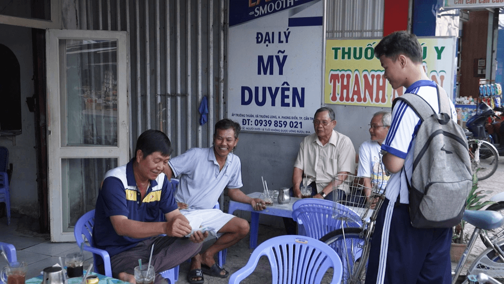 Mẹ mất vì bệnh K, cha bỏ rơi từ nhỏ, cậu bé vừa đi học vừa bán vé số giúp bà kiếm thêm - 12