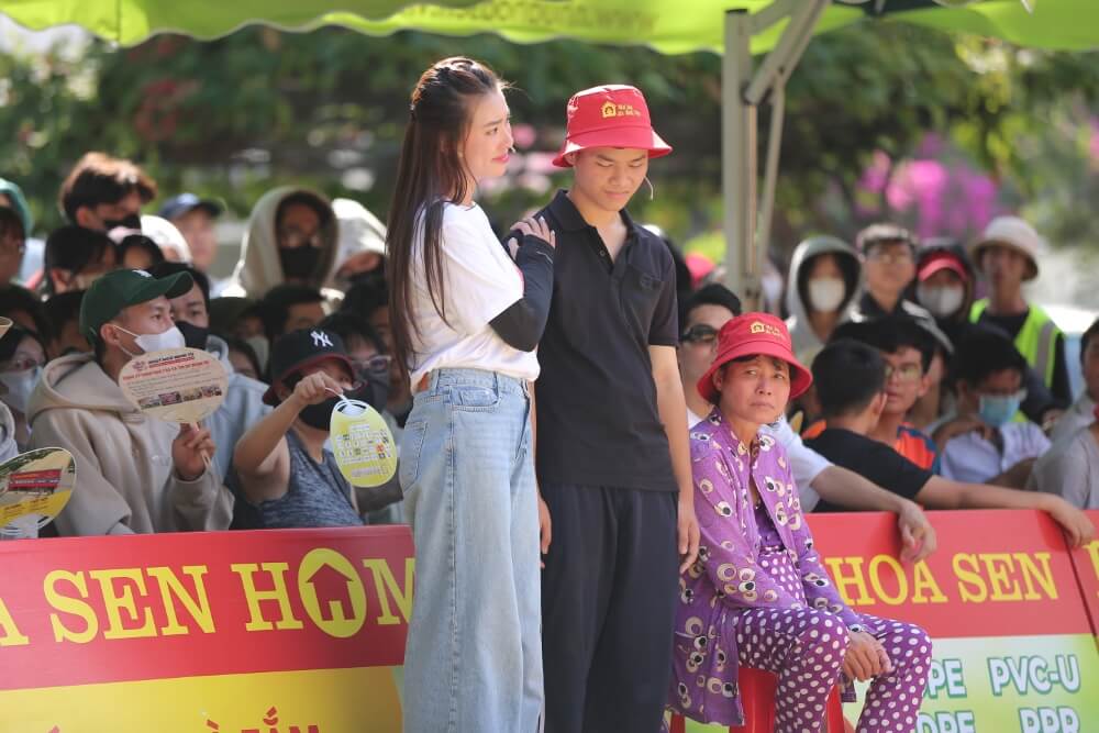 Mẹ mất vì bệnh K, cha bỏ rơi từ nhỏ, cậu bé vừa đi học vừa bán vé số giúp bà kiếm thêm - 15