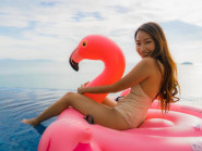 17 món đồ khiến chị em tỏa sáng bên hồ bơi và bãi biển