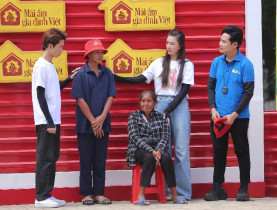  - Mẹ mất vì bệnh K, cha bỏ rơi từ nhỏ, cậu bé vừa đi học vừa bán vé số giúp bà kiếm thêm