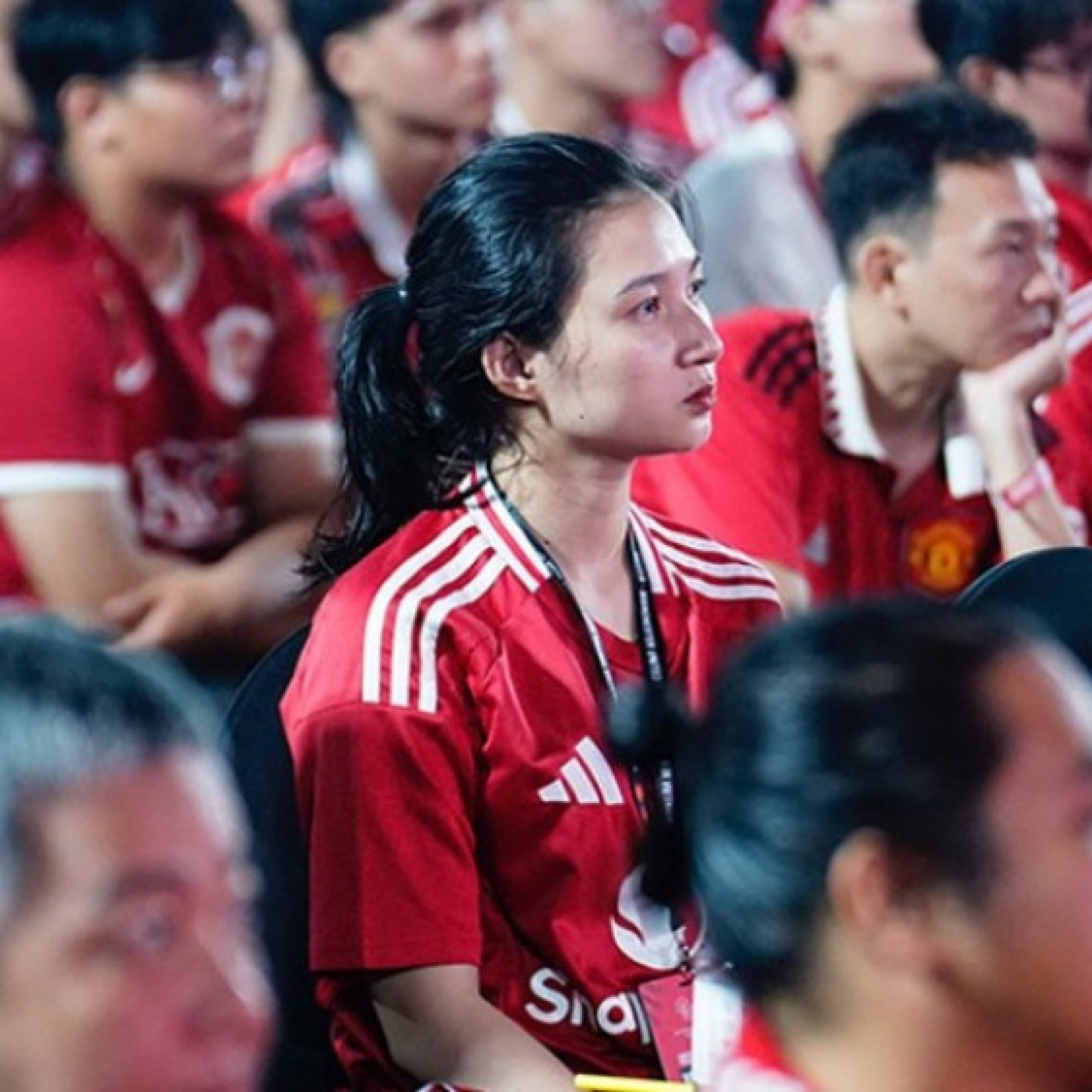  - Fan nữ MU cổ vũ hết mình, nói lời gan ruột sau trận chung kết Europa League