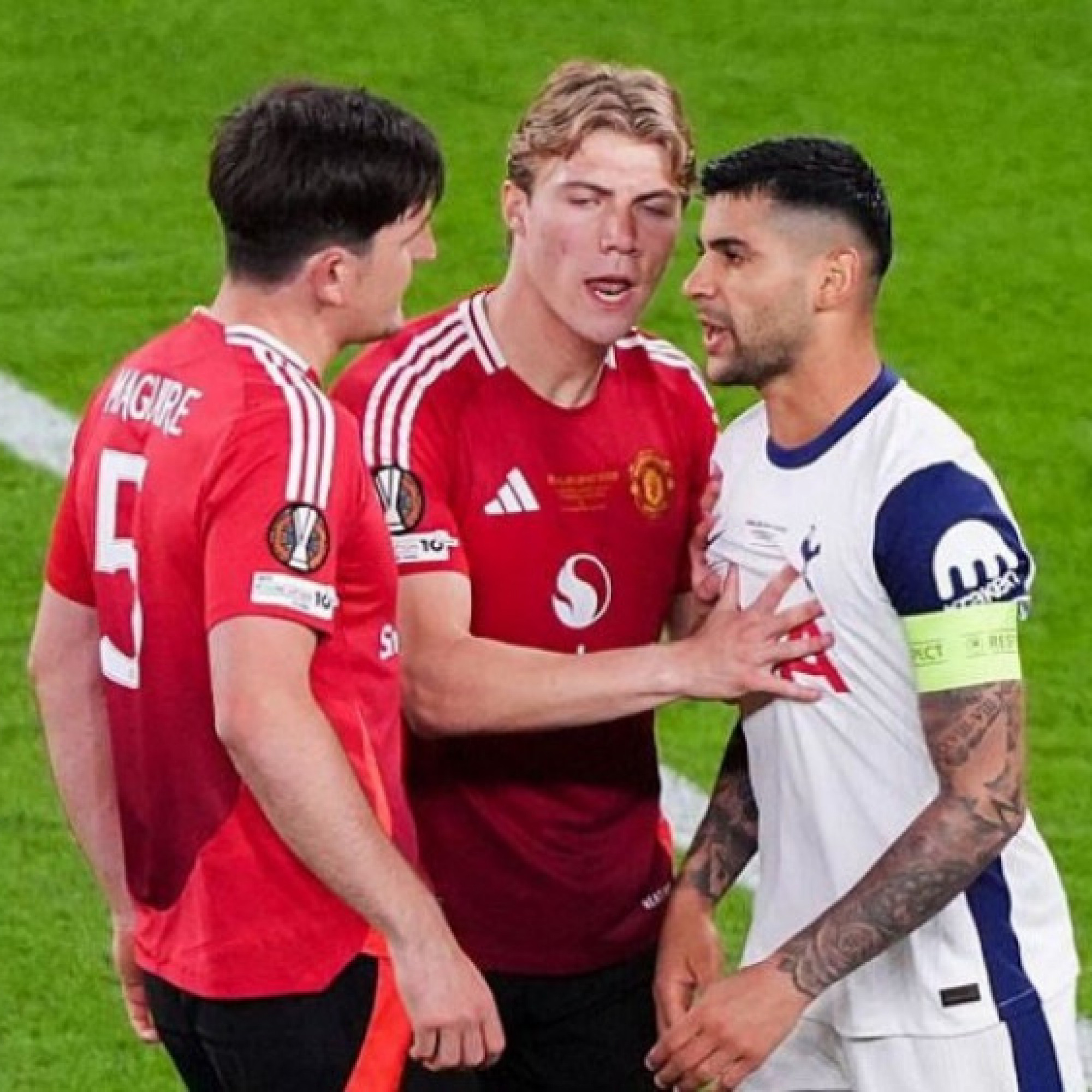 - Maguire muốn "ăn thua đủ" với hậu vệ Tottenham, fan MU đòi đuổi 4 sao