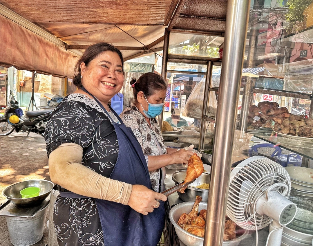 "Lunch Lady" Nguyễn Thị Thành: Từ quán bún vỉa hè đến di sản ẩm thực toàn cầu - 1