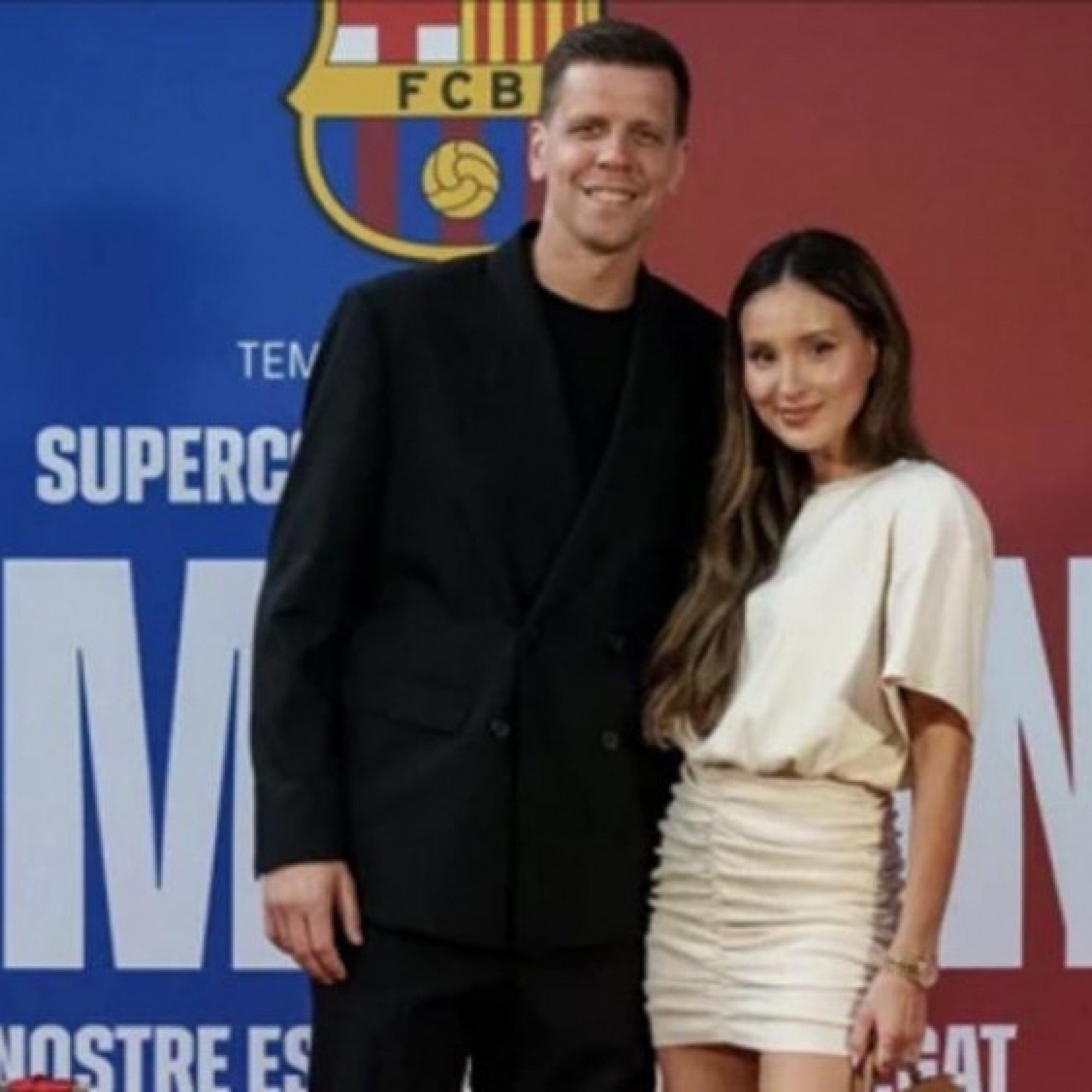  - Thủ môn Szczesny đi hay ở lại Barcelona phải hỏi vợ, "tình bể bình" với WAG xinh đẹp