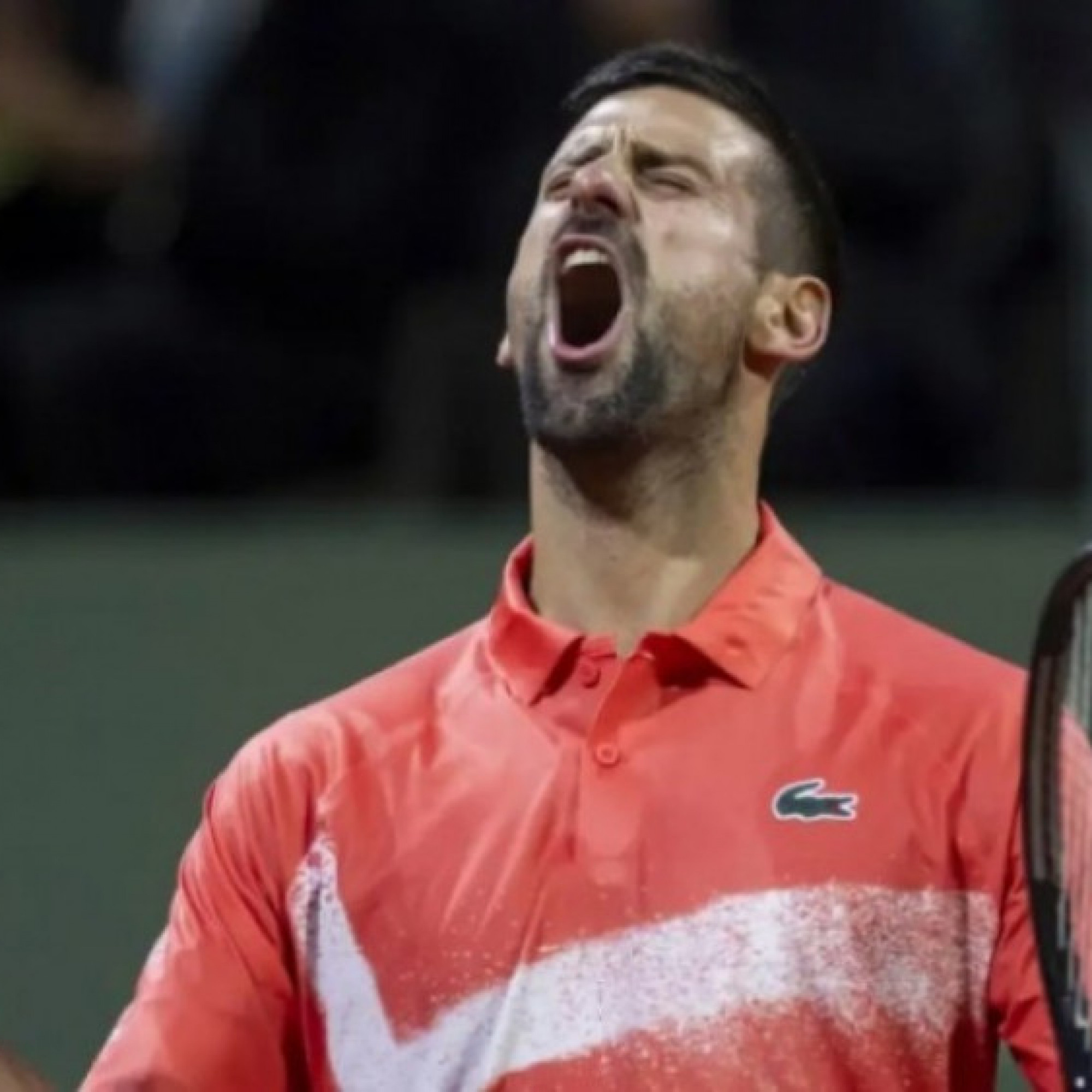  - Djokovic đập gãy vợt khi "đòi nợ" Arnaldi, dâng trào cảm xúc sinh nhật
