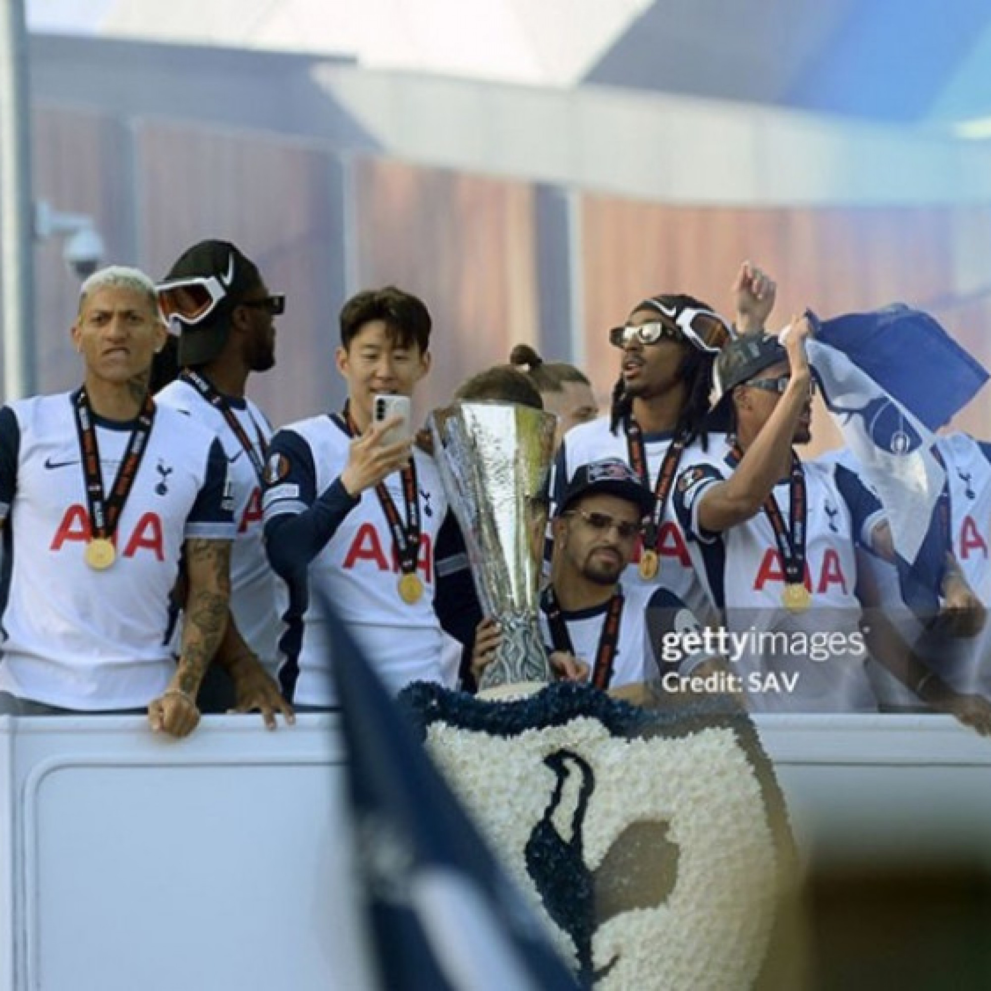  - Tottenham rước cúp Europa League khắp London, Son Heung Min & đồng đội tự hào