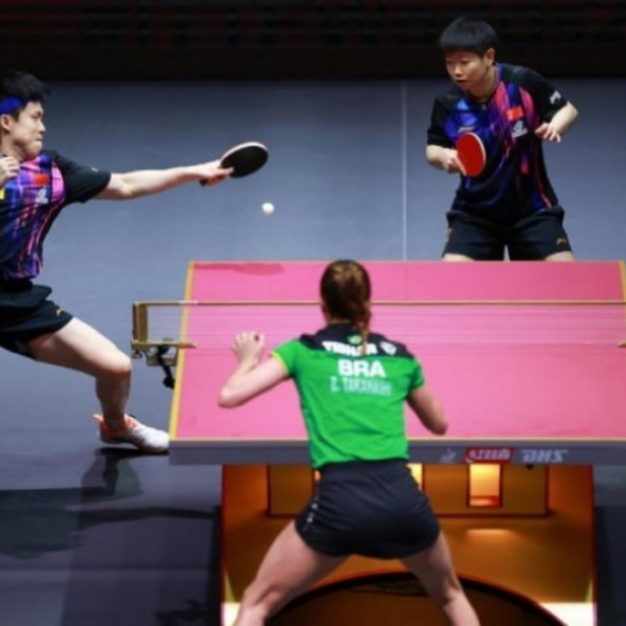  - SAO bóng bàn phẫn nộ vì bị giẫm gãy vợt ở Olympic, rách vợt giải thế giới