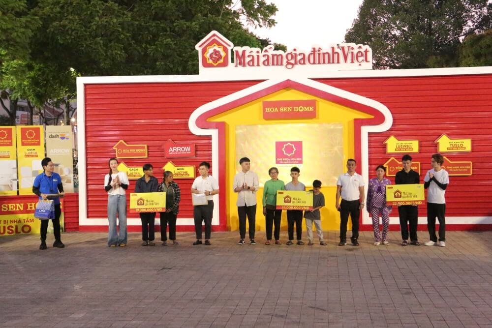 Dương Hồng Phúc tặng hết cát-xê, Kim Duyên và Thành Đạt trích tiền túi tặng các em nhỏ mồ côi - 12