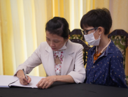 Hai mẹ con từ Tây Ninh đến TP.HCM viếng nguyên Chủ tịch nước Trần Đức Lương