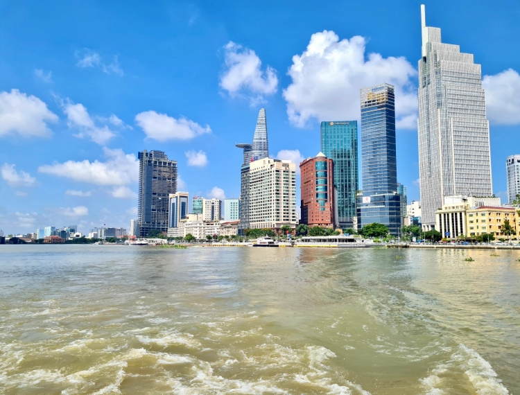 Dáng hình mạnh mẽ bên dòng sông thơ