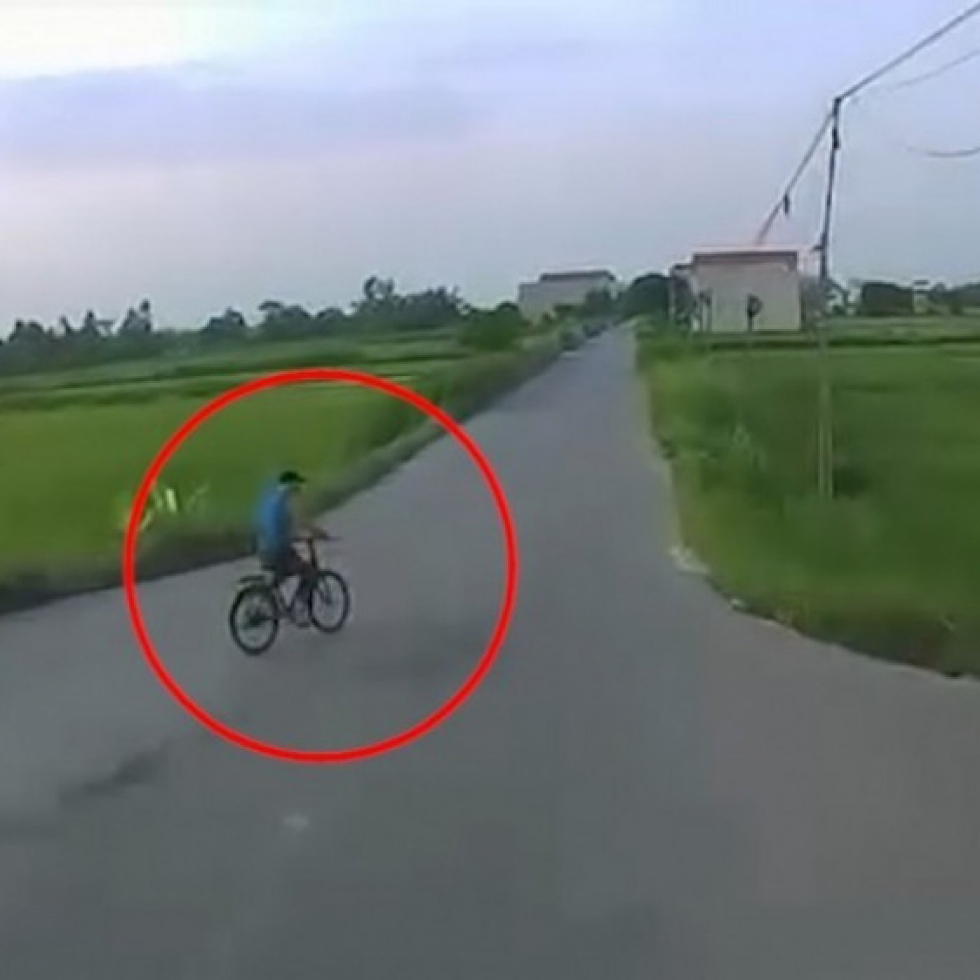  - Clip: Xe đạp rẽ “từ trên trời rơi xuống”, ô tô phóng nhanh lao thẳng xuống ruộng