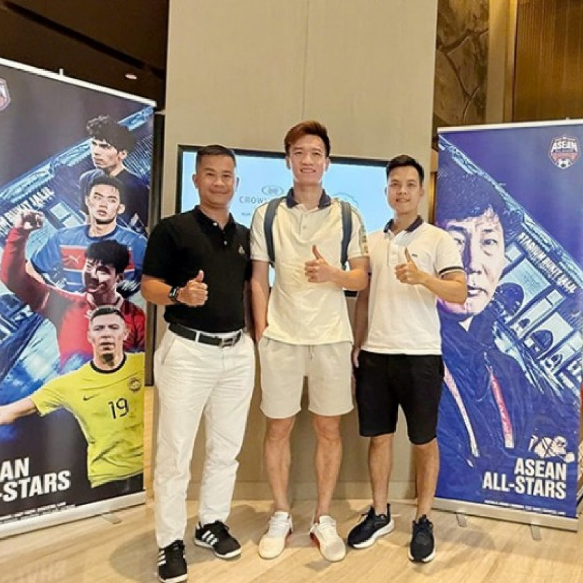  - Tiền vệ Hoàng Đức háo hức cùng HLV Kim Sang Sik đi đấu MU