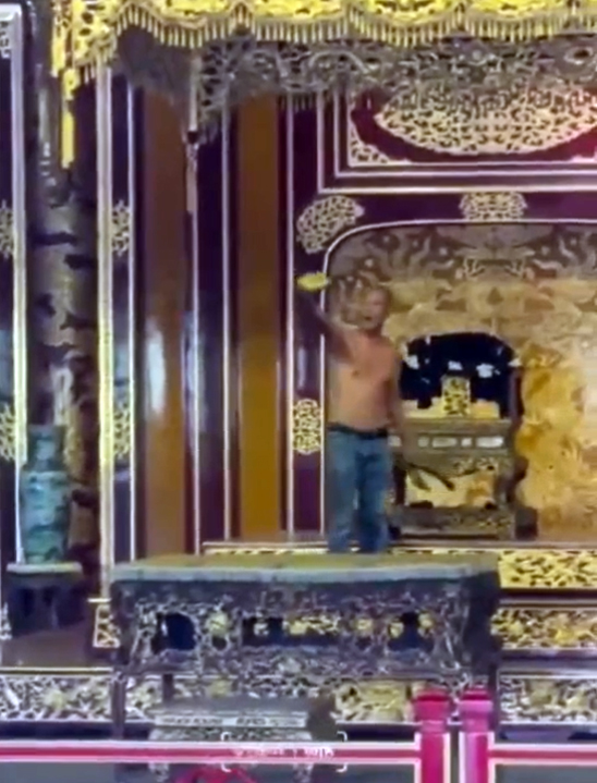 Ngai vàng triều Nguyễn bị khách tham quan bẻ gãy - 1