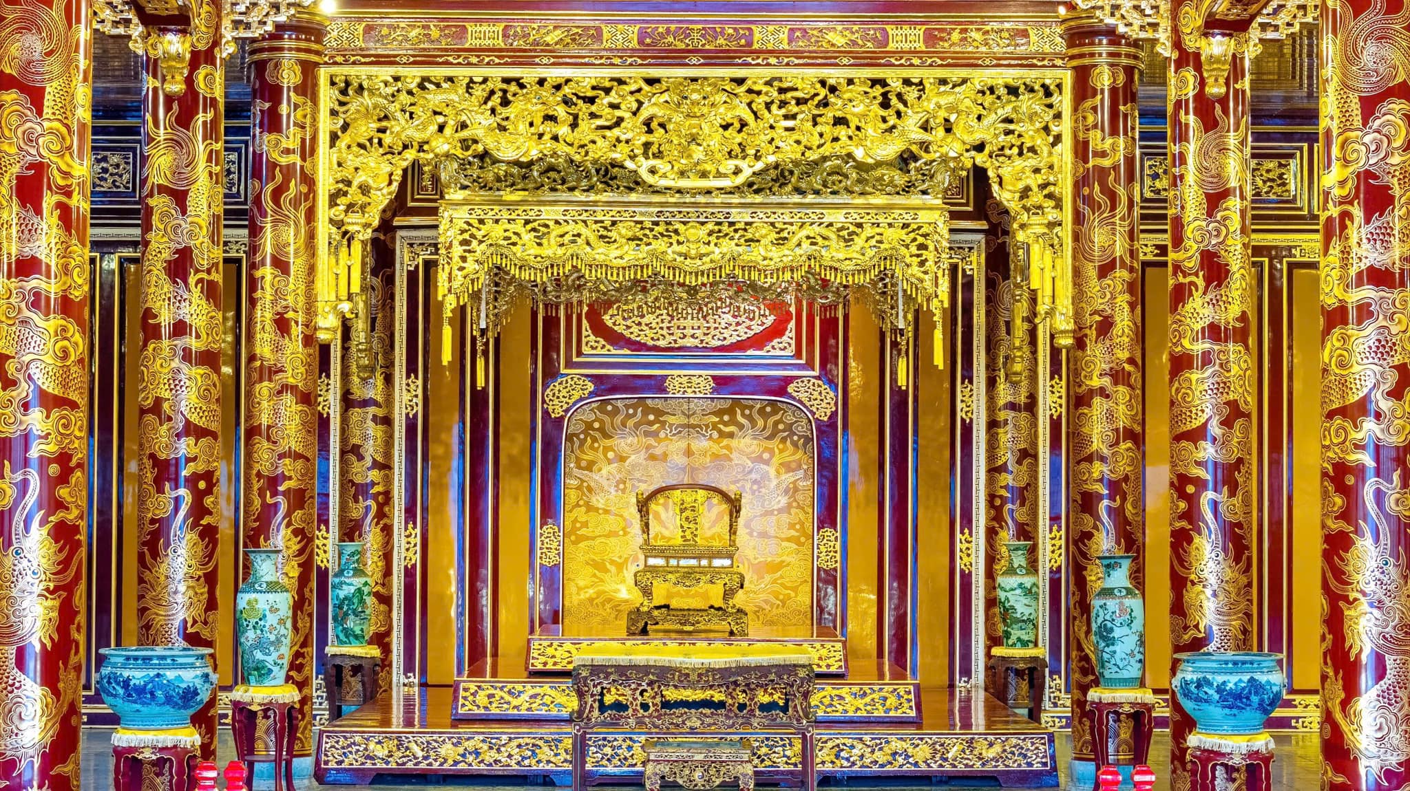 Ngai vàng triều Nguyễn bị khách tham quan bẻ gãy - 3