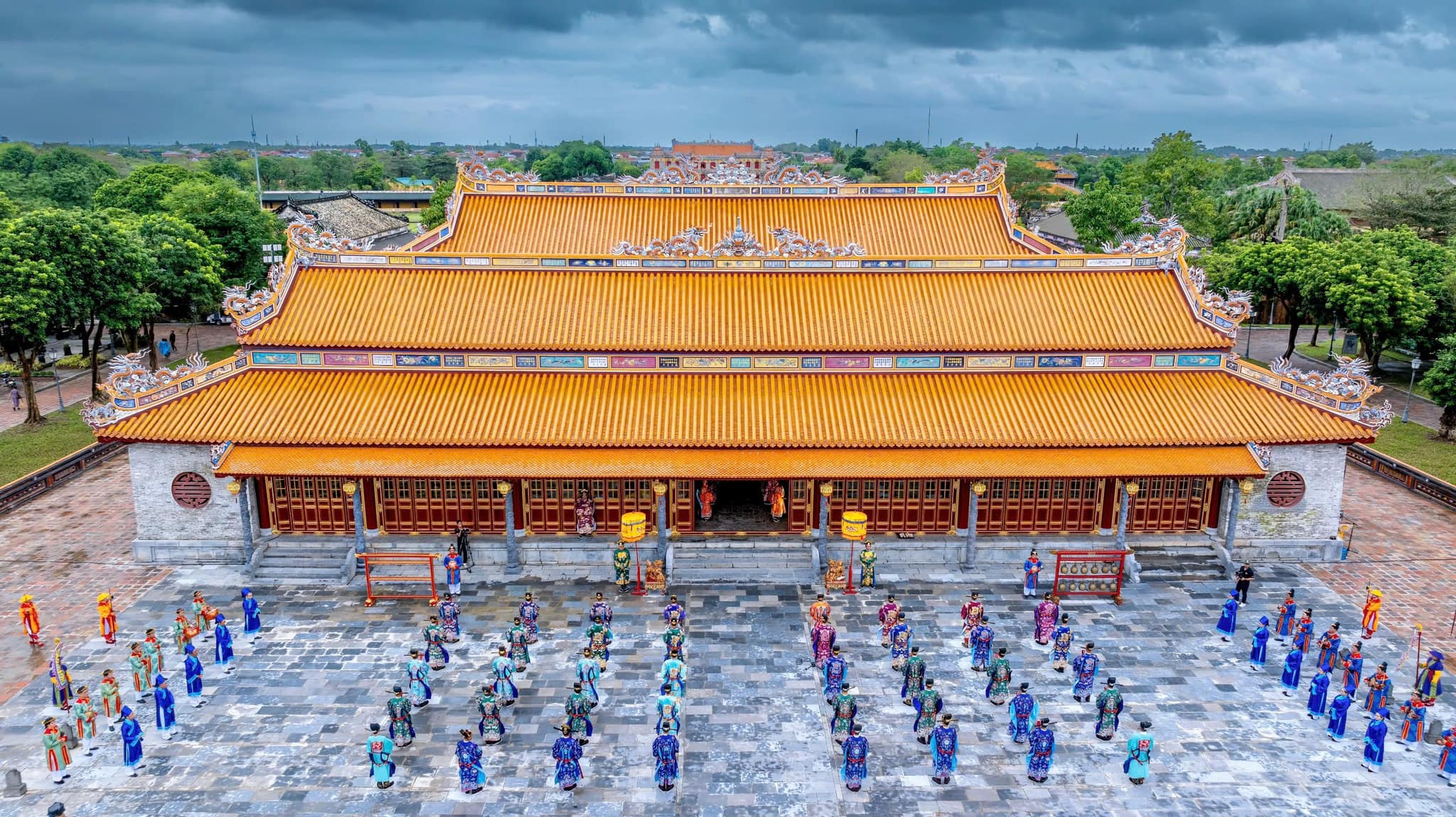 Ngai vàng triều Nguyễn bị khách tham quan bẻ gãy - 4