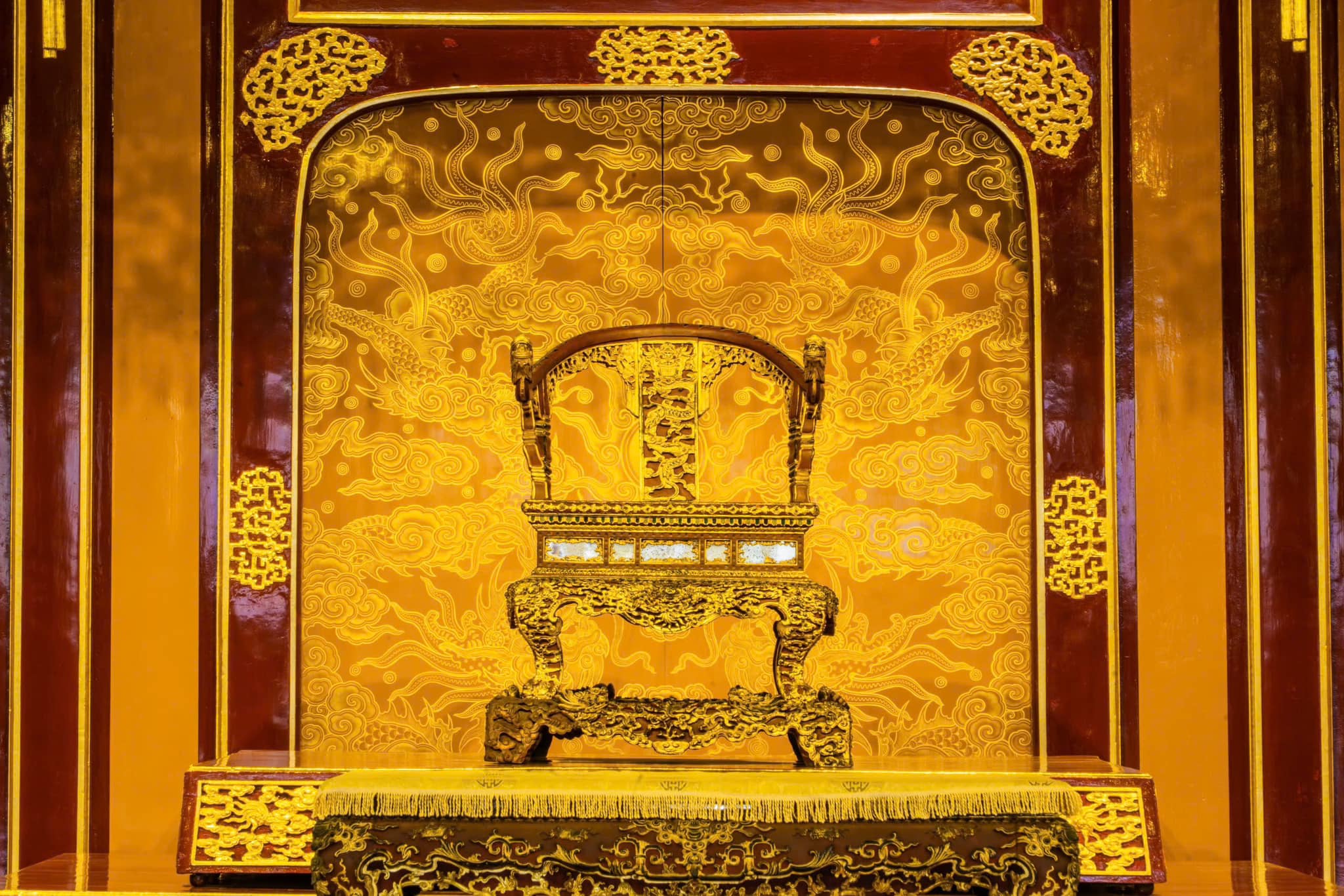 Ngai vàng triều Nguyễn bị khách tham quan bẻ gãy - 5