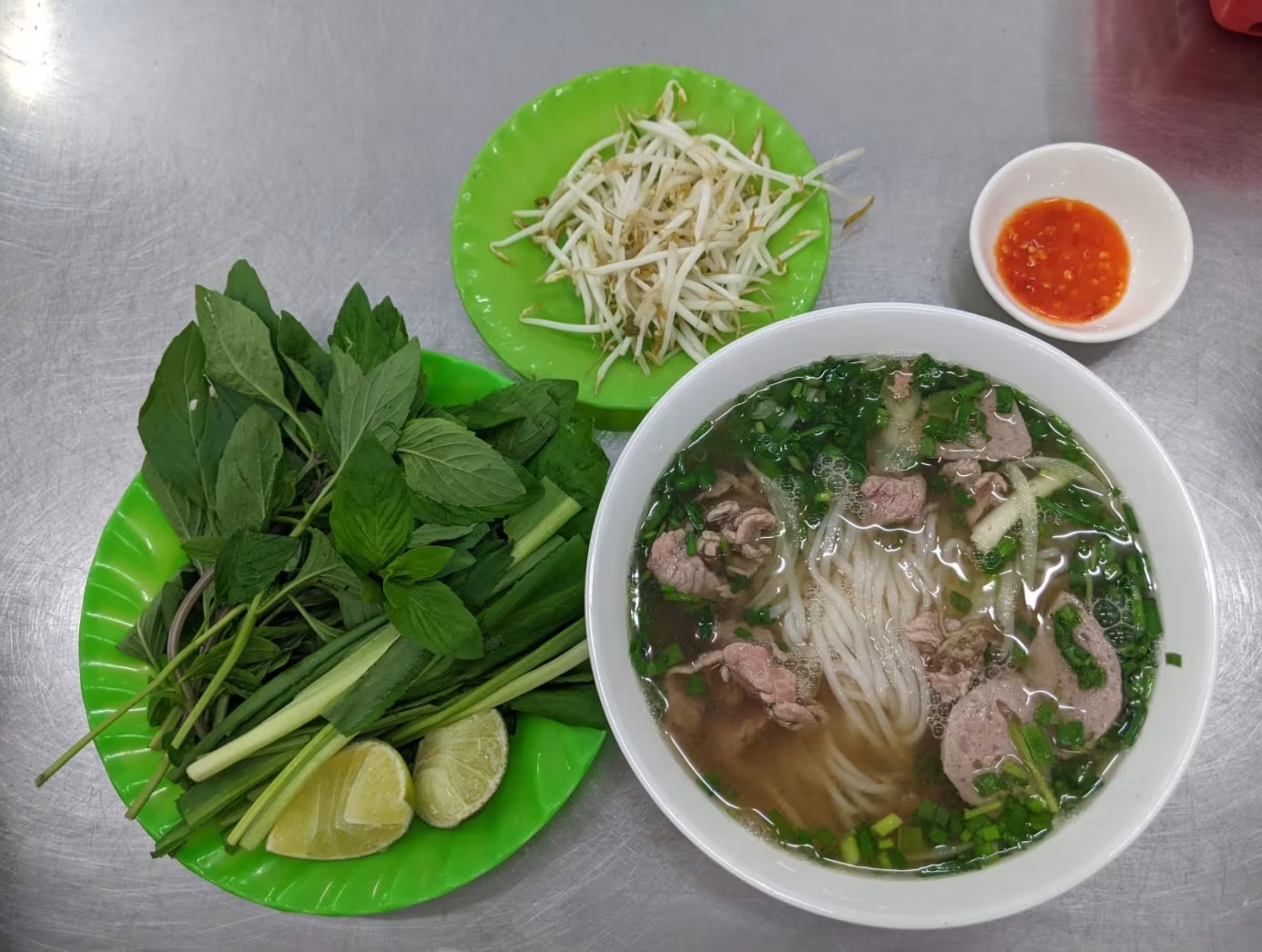 DJ nổi tiếng của Singapore mê mẩn ẩm thực đường phố TP.HCM - 3