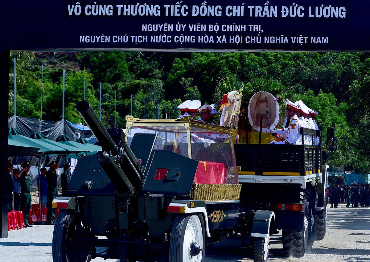 hang nghin nguoi dan dung ben quoc lo tien biet nguyen chu tich nuoc tran duc luong - 8