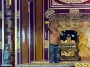 Ngai vàng triều Nguyễn bị khách tham quan bẻ gãy