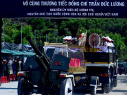 Hàng nghìn người dân đứng bên quốc lộ tiễn biệt nguyên Chủ tịch nước Trần Đức Lương