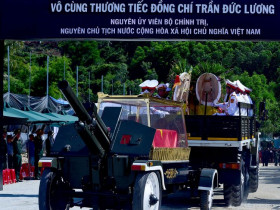  - Hàng nghìn người dân đứng bên quốc lộ tiễn biệt nguyên Chủ tịch nước Trần Đức Lương