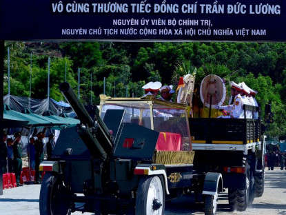  - Hàng nghìn người dân đứng bên quốc lộ tiễn biệt nguyên Chủ tịch nước Trần Đức Lương