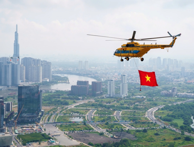 Nhìn lại khoảnh khắc hào hùng: Trực thăng treo cờ bay qua trung tâm TP.HCM