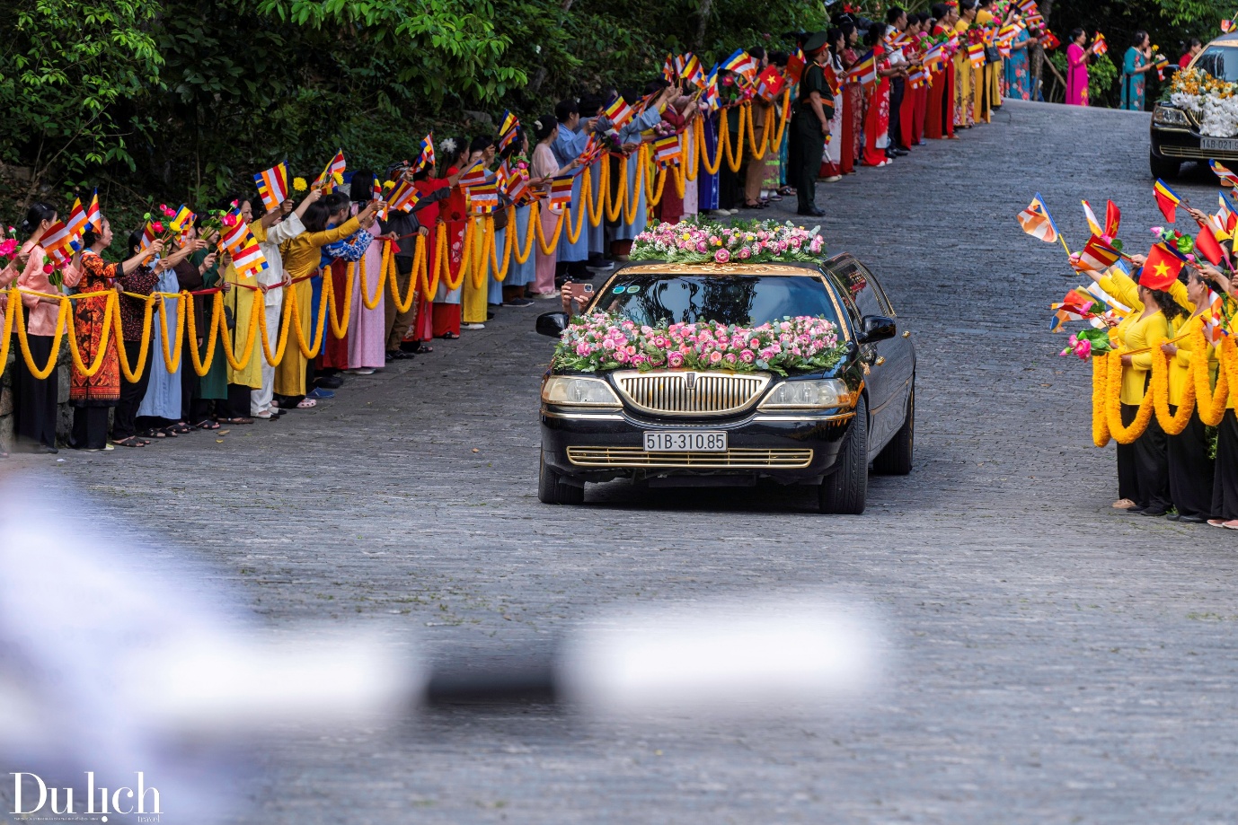 yen tu ruc ro co hoa trong ngay don xa loi duc phat - 1