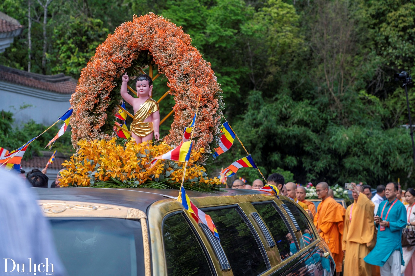 yen tu ruc ro co hoa trong ngay don xa loi duc phat - 2