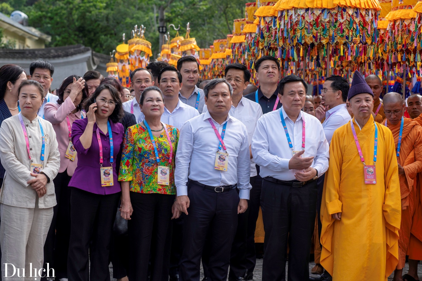 yen tu ruc ro co hoa trong ngay don xa loi duc phat - 3