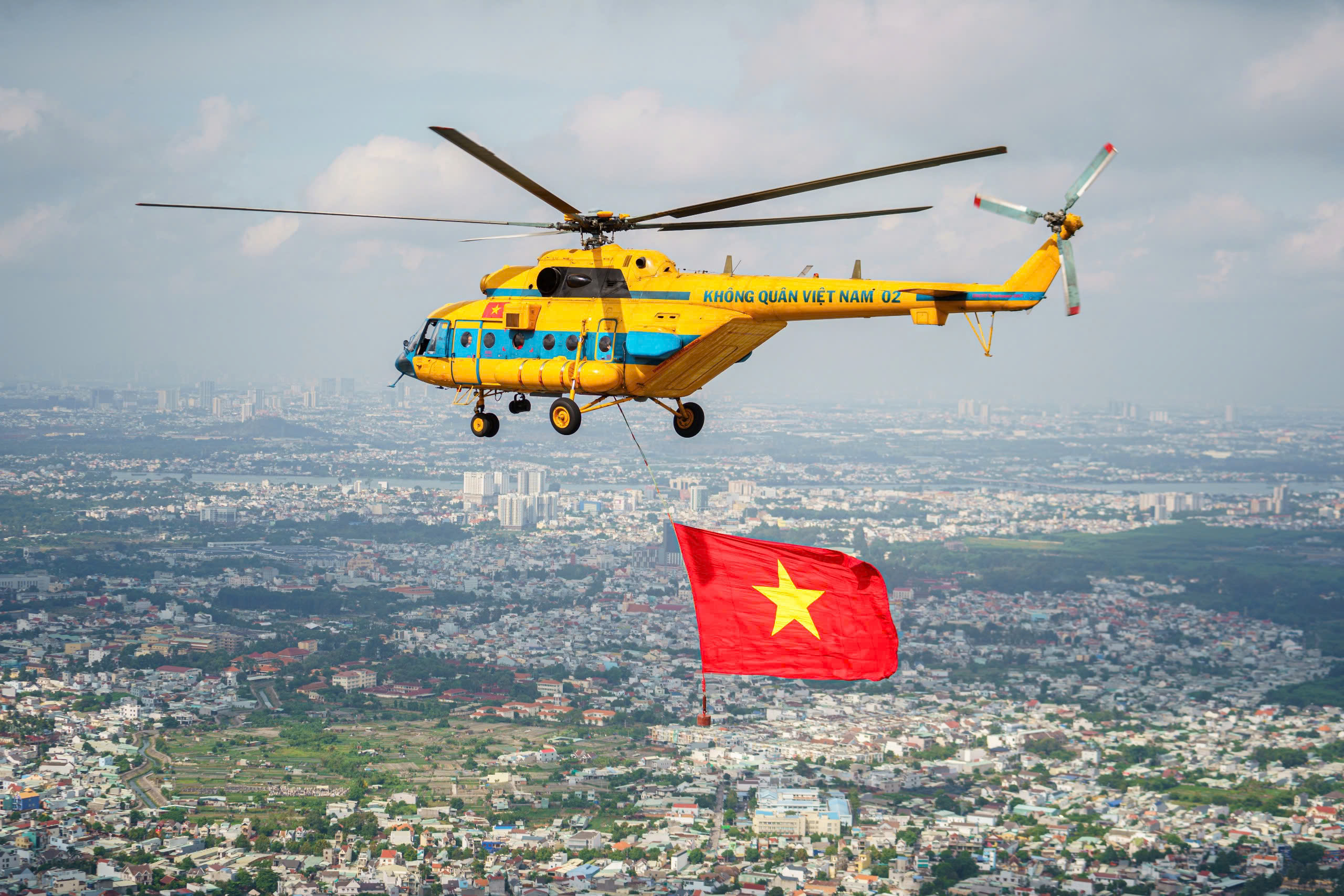 nhin lai khoanh khac hao hung: truc thang treo co bay qua trung tam tp.hcm - 2