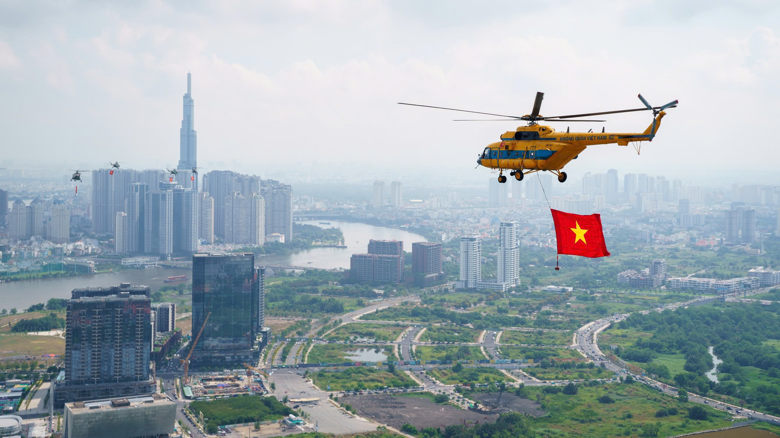 nhin lai khoanh khac hao hung: truc thang treo co bay qua trung tam tp.hcm - 5