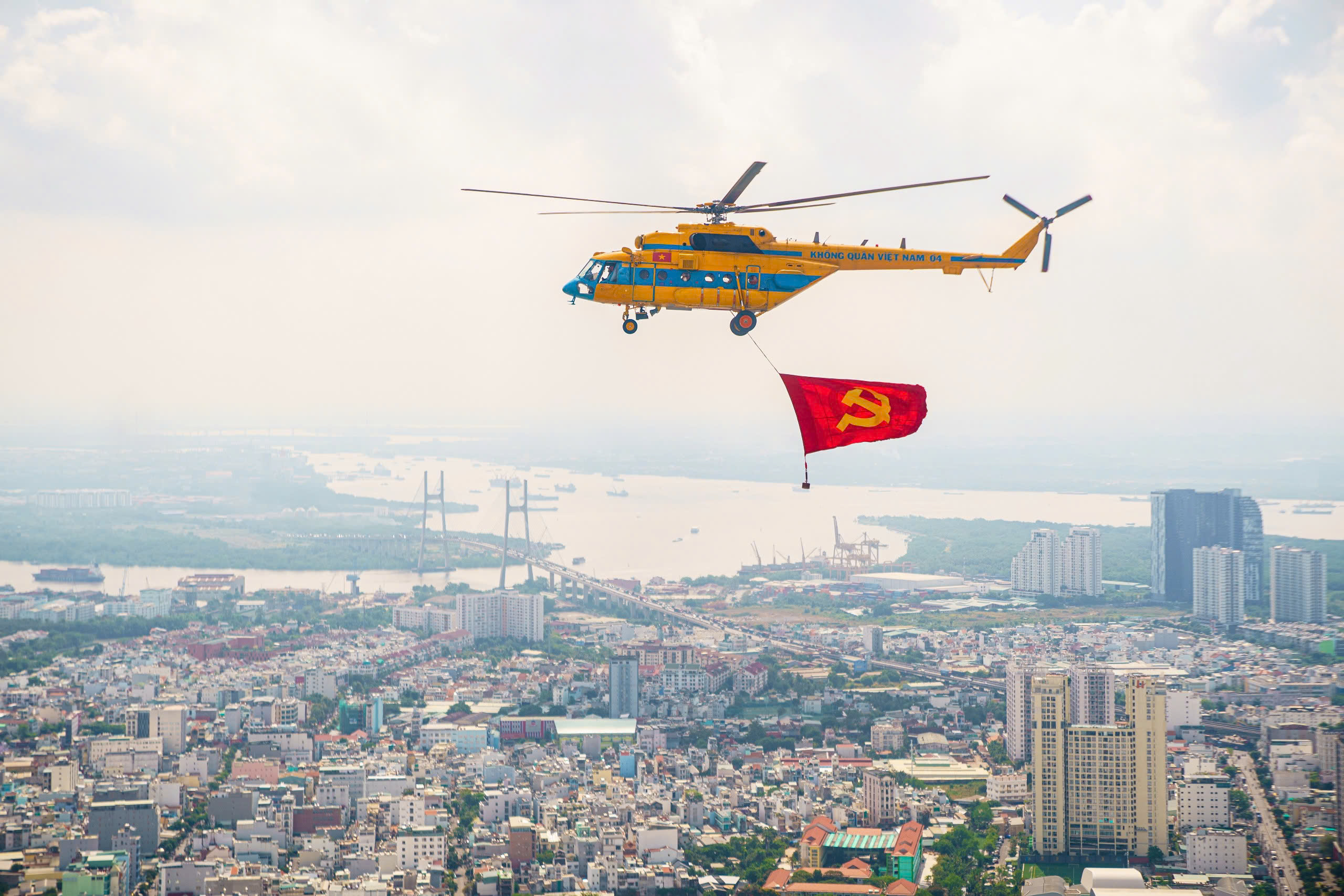 nhin lai khoanh khac hao hung: truc thang treo co bay qua trung tam tp.hcm - 6