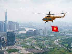  - Nhìn lại khoảnh khắc hào hùng: Trực thăng treo cờ bay qua trung tâm TP.HCM