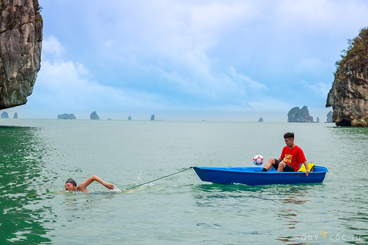 Kình ngư Ánh Viên lập kỷ lục có một không hai, vừa bơi biển vừa kéo thuyền độc lạ - 2