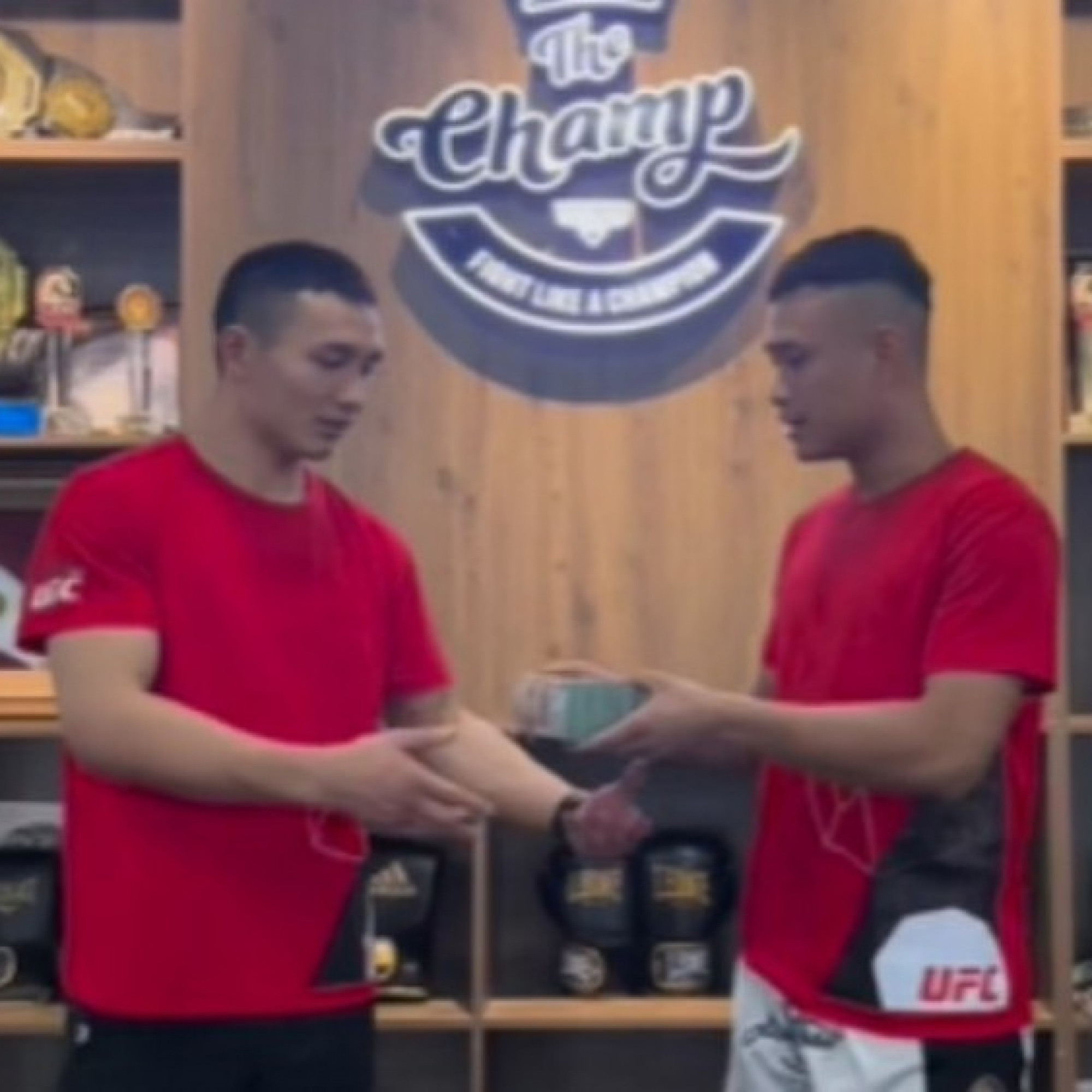  - Nghiêm Văn Ý thắng võ sỹ Nhật Bản, được thưởng cục tiền: Rút 50 triệu đồng tặng bạn