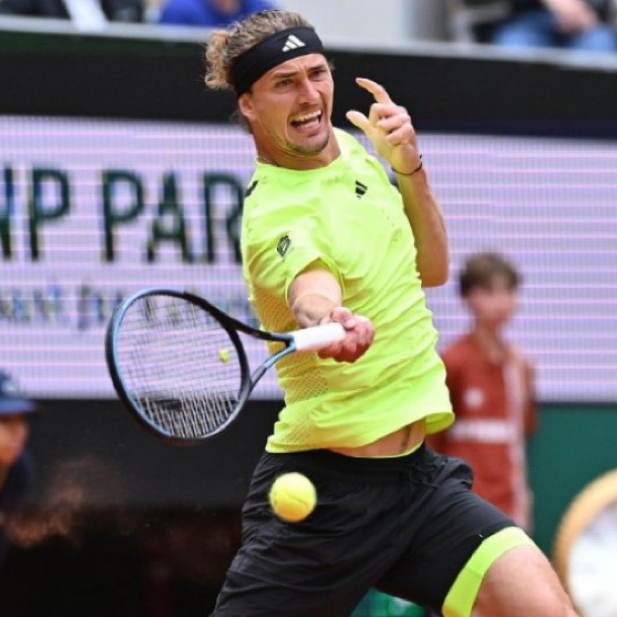  - Video tennis Zverev - Learner Tien: "Đòi nợ" thành công tay vợt gốc Việt (Roland Garros)